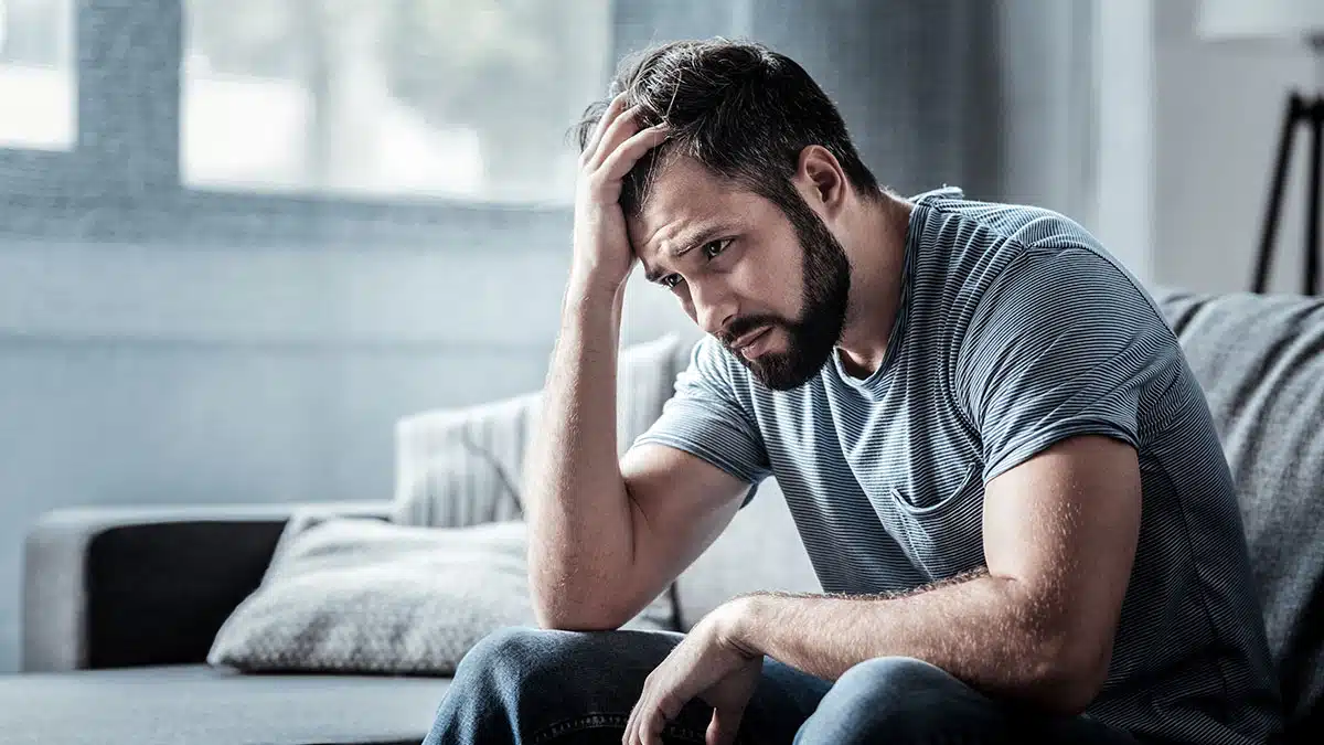 Ragazzo expat depresso